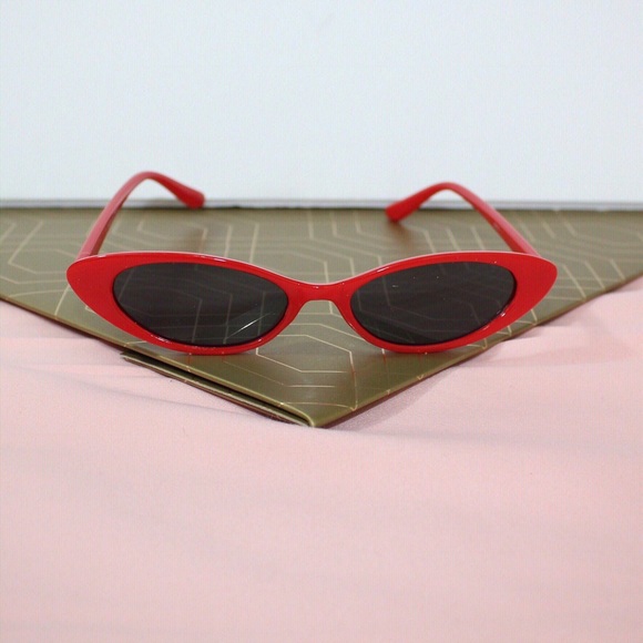 ‘Feline’ Sunglasses In ROUGE🍎 - Picture 2 of 4